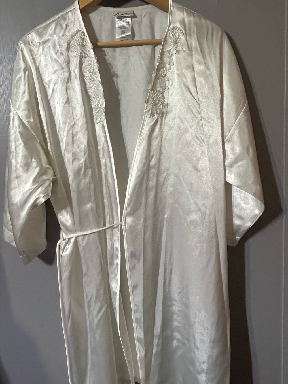 Secret Treasures Satin Robe in Ivory with Lace Trim women’s M